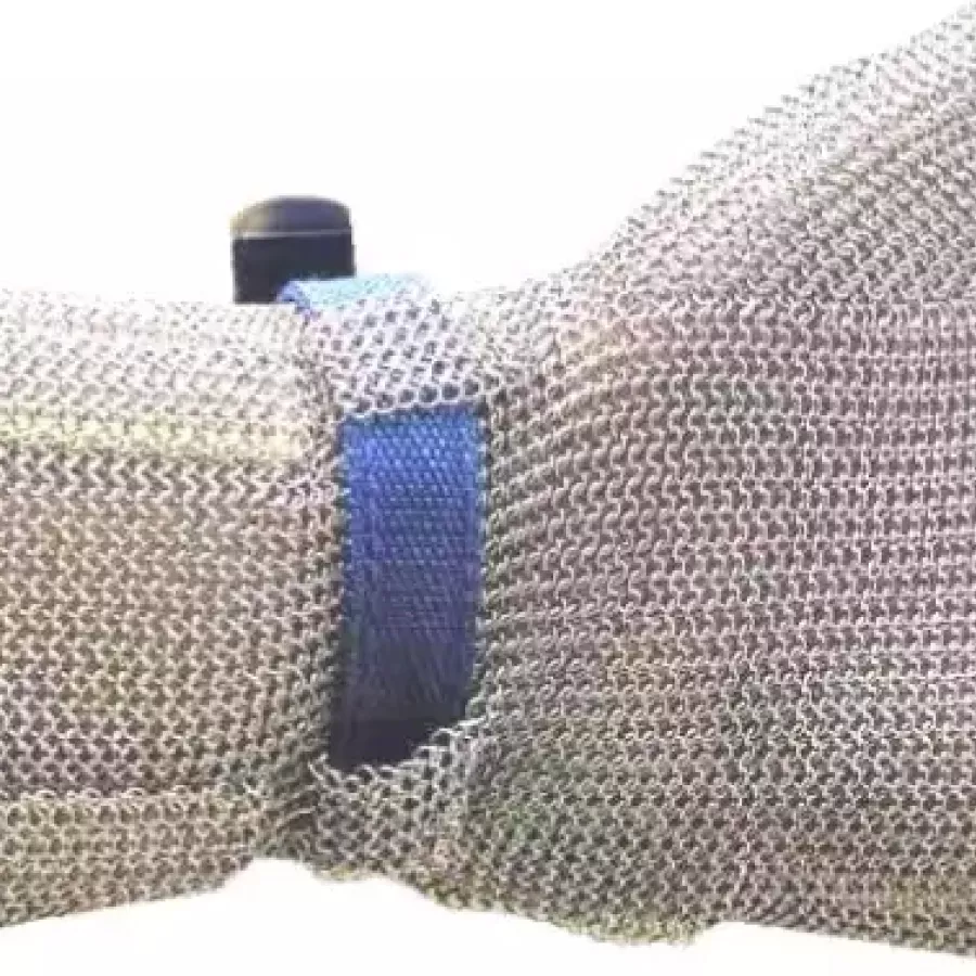 **Strap Fastening** keeps the gauntlet securely in place so you can work without distractions.