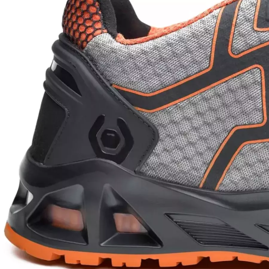 Der Durchtrittschutz lässt Sie sich sicher über scharfkantige Untergründe bewegen, ohne langsamer zu werden.