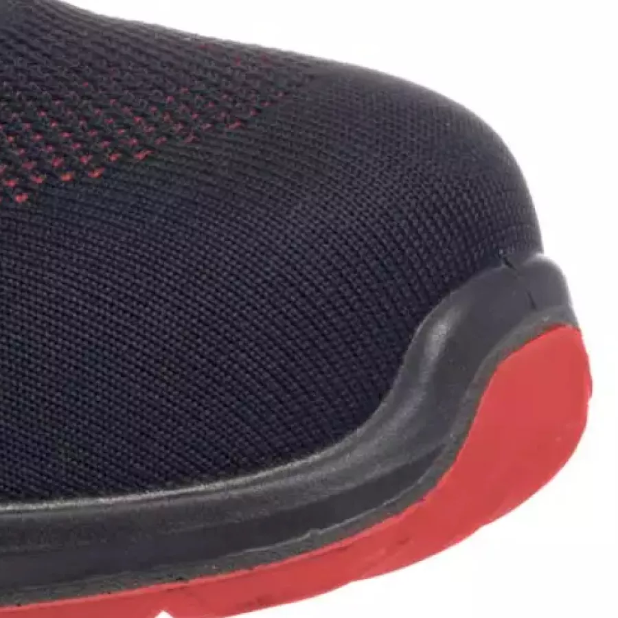 **Composite Toe Cap** delivers dependable protection while keeping the trainer light and comfortable for all-day wear.