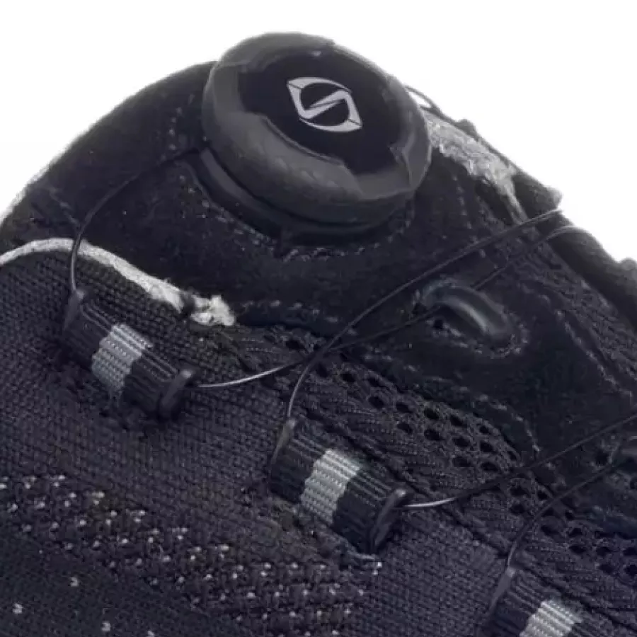 **Spin Lock** ermöglicht eine schnelle, präzise Anpassung für einen sicheren Sitz, der den ganzen Tag über bequem bleibt.