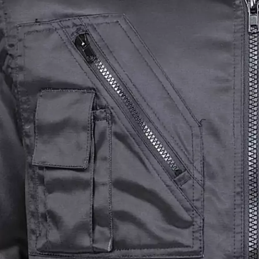 **Mehrere Taschen** halten all Ihre Utensilien organisiert und griffbereit, wenn Sie unterwegs sind.