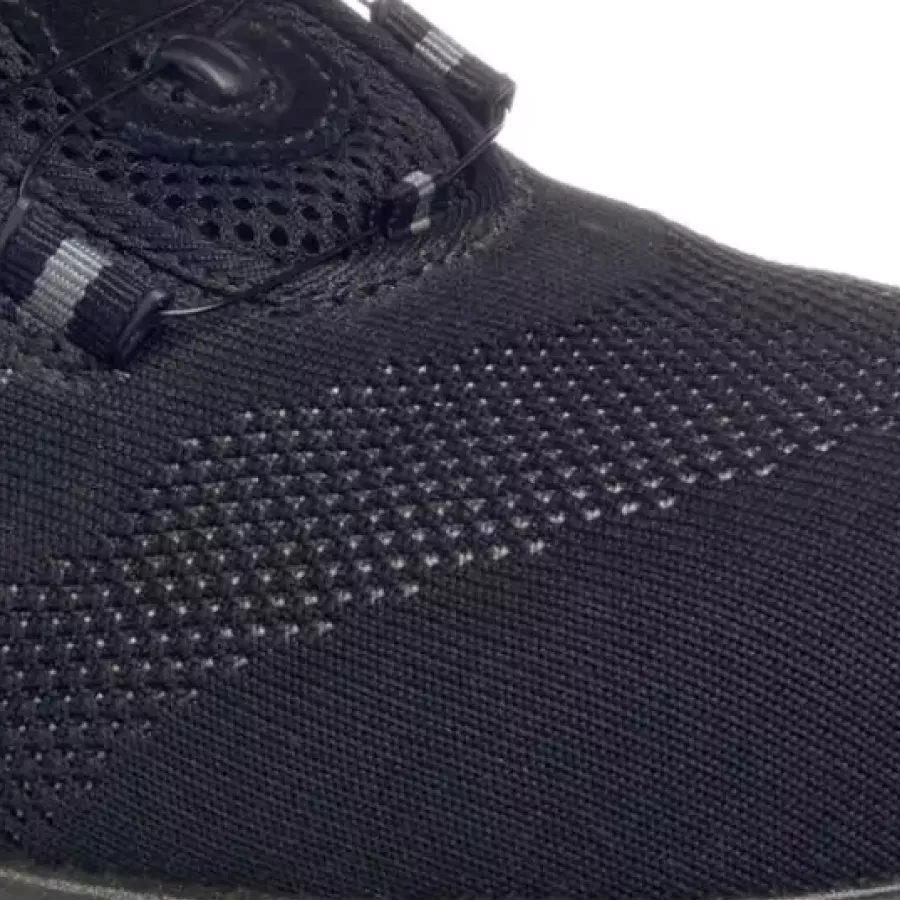 **Atmungsaktives, gestricktes Obermaterial** verbessert die Luftzirkulation und Flexibilität, um Ihre Füße kühl und natürlich gestützt zu halten.