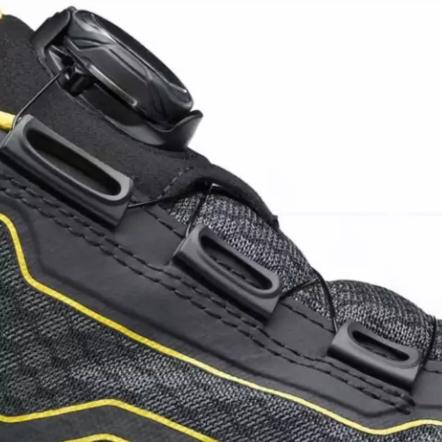 **Spin Lock-Verschluss** sorgt für sofortigen, sicheren Sitz, damit Sie konzentriert bleiben, ohne Schnürsenkel anpassen zu müssen.