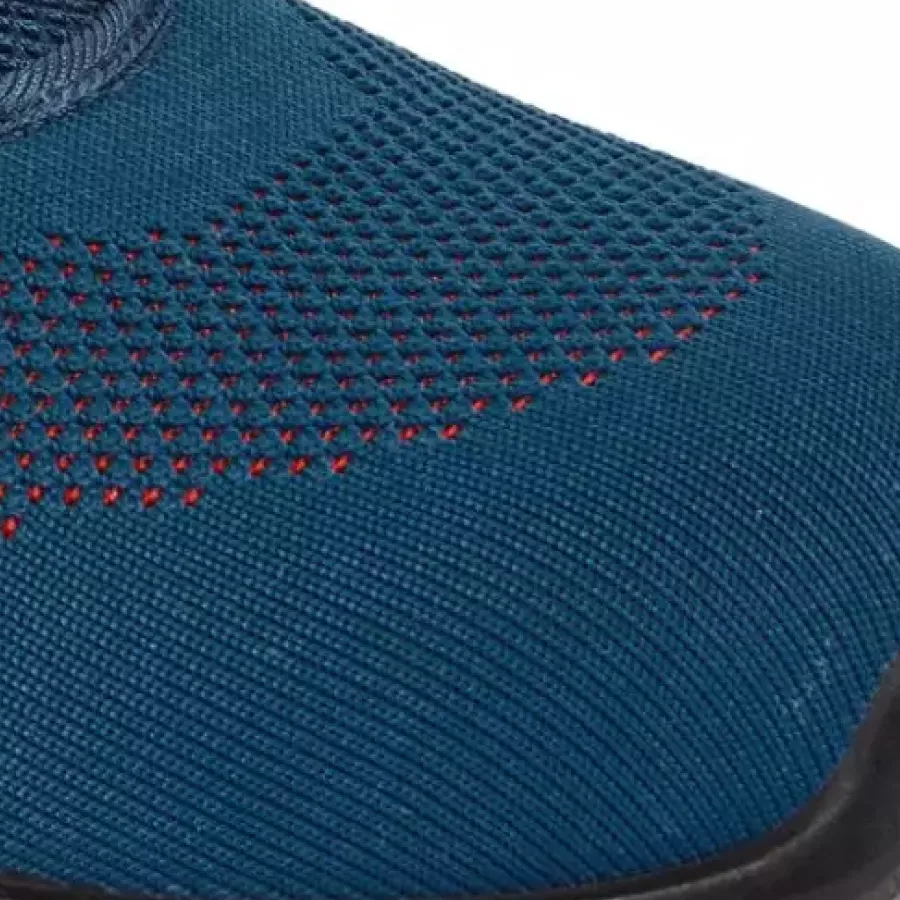 **Gestricktes Obermaterial** bietet eine leichte, flexible Passform, die Ihre Füße den ganzen Tag über kühl und komfortabel hält.