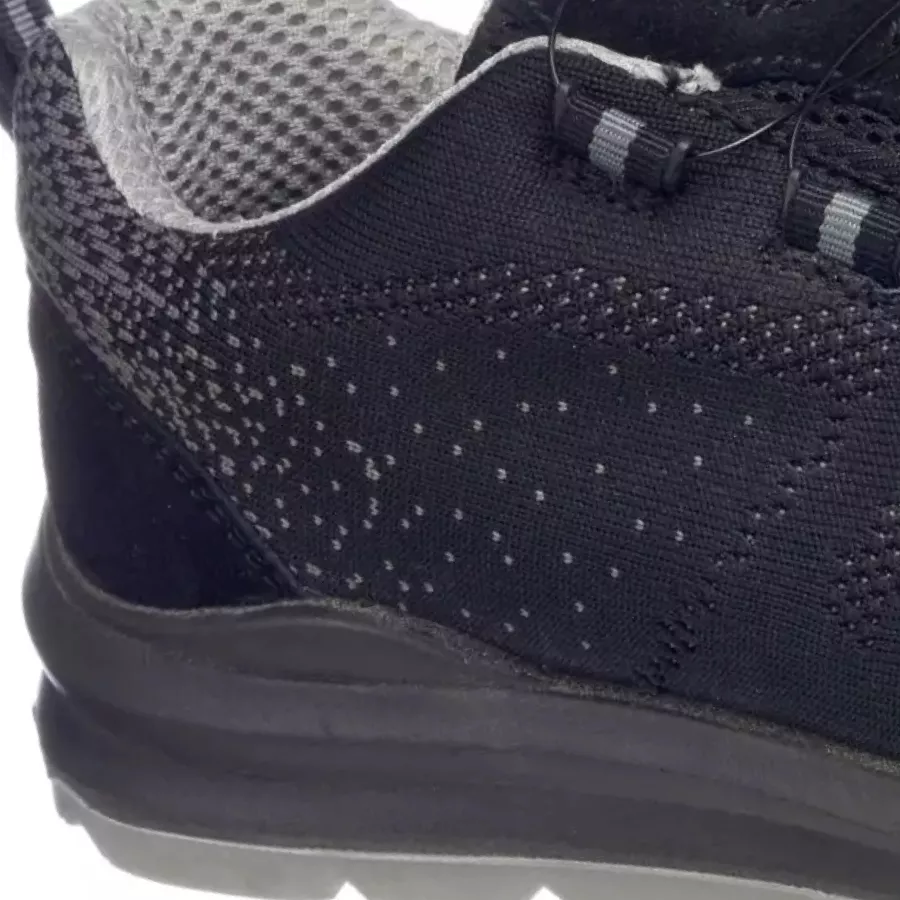 **Durchtrittsichere Sohle** bietet sicheren Halt, damit Sie sich frei und ohne Ablenkung bewegen können.