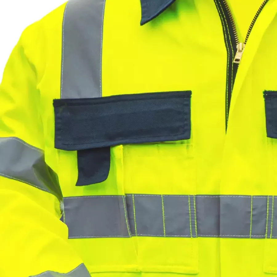 **Verstärkte Taschen und Schultern** sorgen für Langlebigkeit und halten Ihre Jacke jeden Tag stark und zuverlässig.