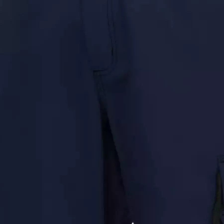 **Andningsbart material** håller dig sval och bekväm, även under de mest hektiska arbetsdagarna.