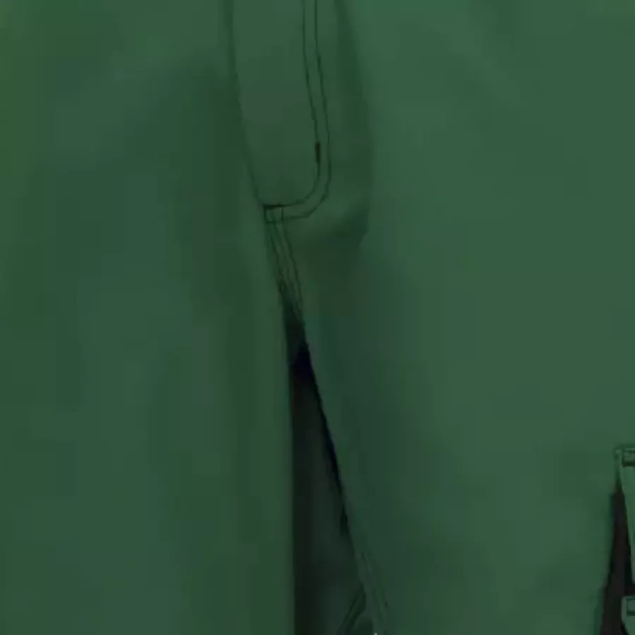 **Atmungsaktives Material** hält Sie kühl und komfortabel, auch während der arbeitsreichsten Tage.