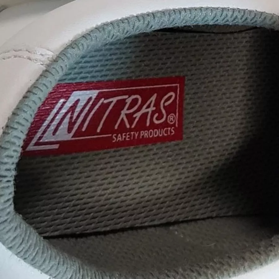 **Ergonomisch geformte Einlegesohle** polstert Ihre Füße für ganztägigen Komfort und Unterstützung.