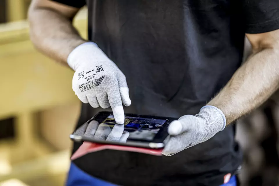 Glove Features · Touch Screen feature highlight