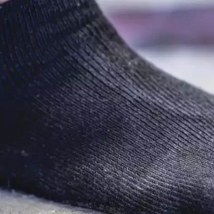 **Material aus Baumwolle, Polyester und Elastan** vereint Weichheit, Atmungsaktivität und Dehnbarkeit für ganztägigen Komfort.