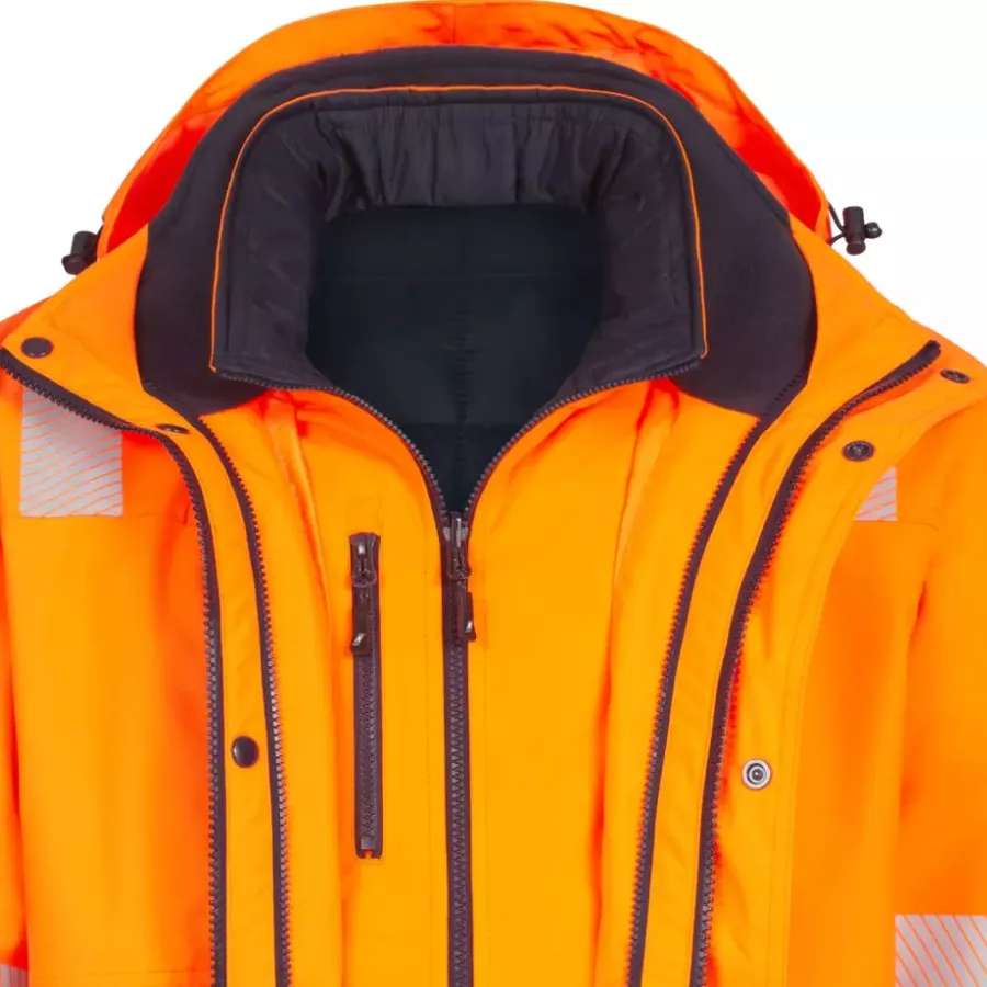 **Integrated Hood** offers instant, adjustable coverage to keep you comfortable in shifting weather.