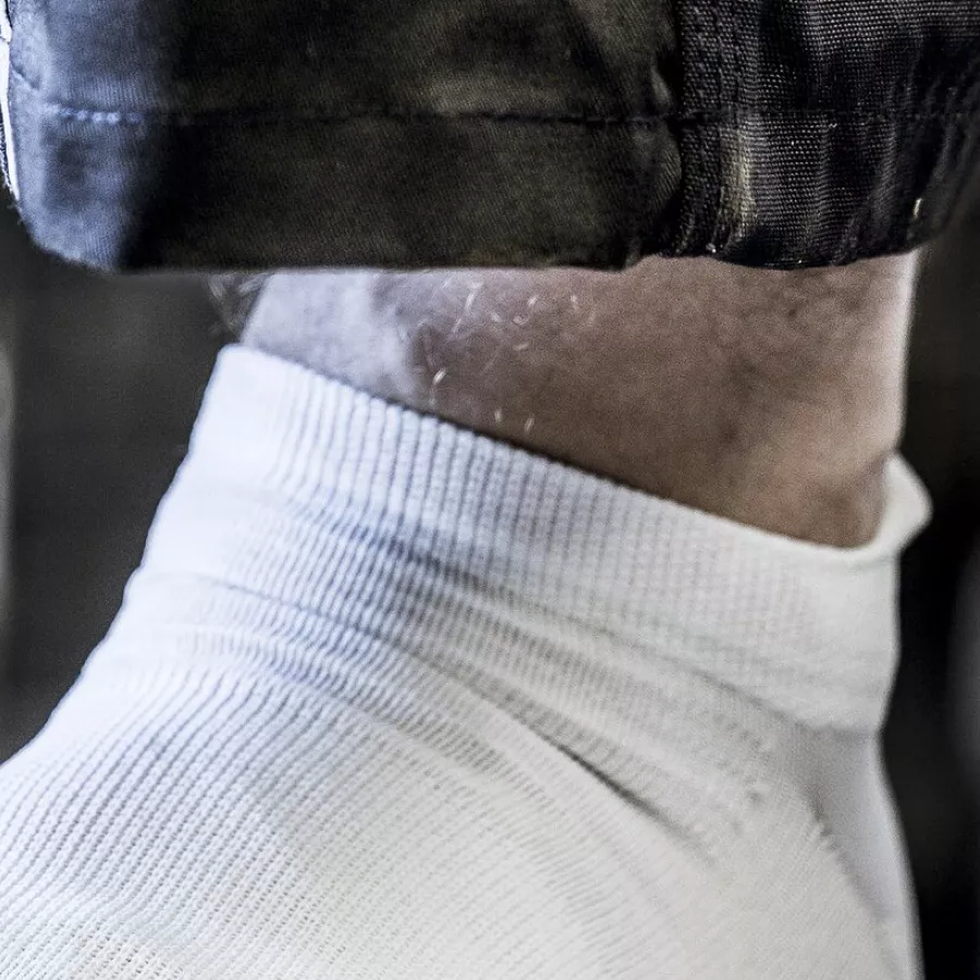 **Ribbed Cuff** gently hugs your ankle to prevent slipping without feeling tight.