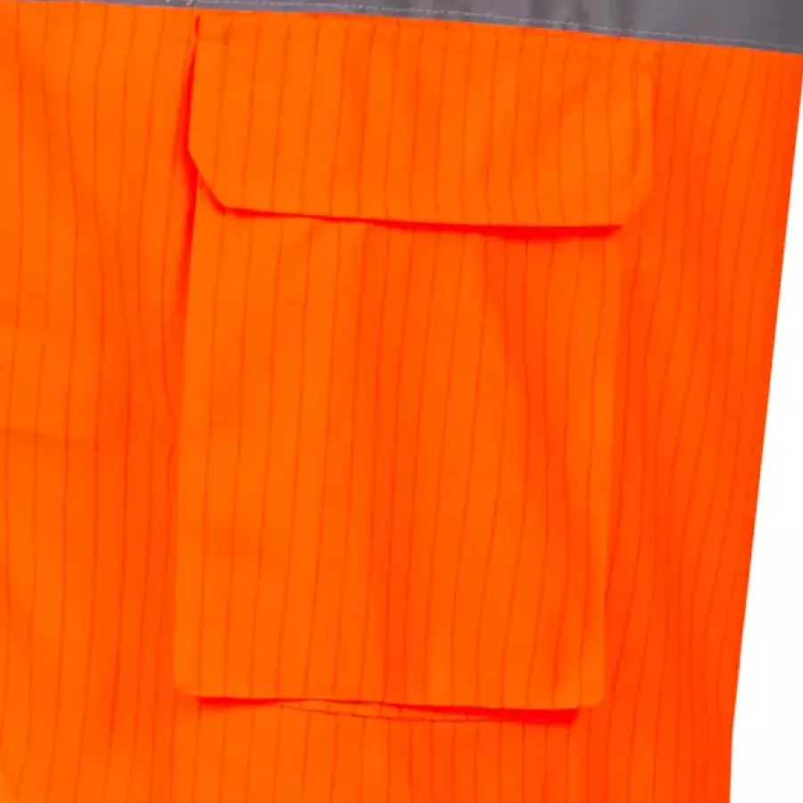 **Lukuisat säilytystaskut** pitävät tärkeimmät tavarasi järjestyksessä ja helposti saatavilla.