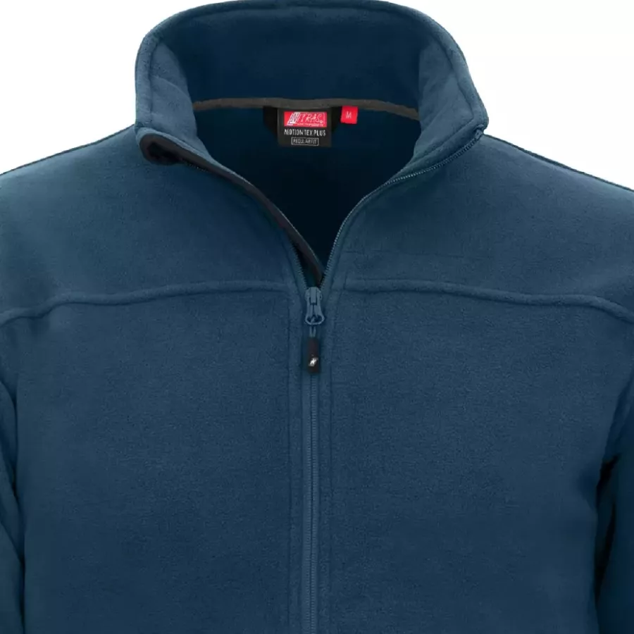 **Nicht kratzender Stehkragen** bietet weiche, gemütliche Wärme um den Hals ohne Irritationen.