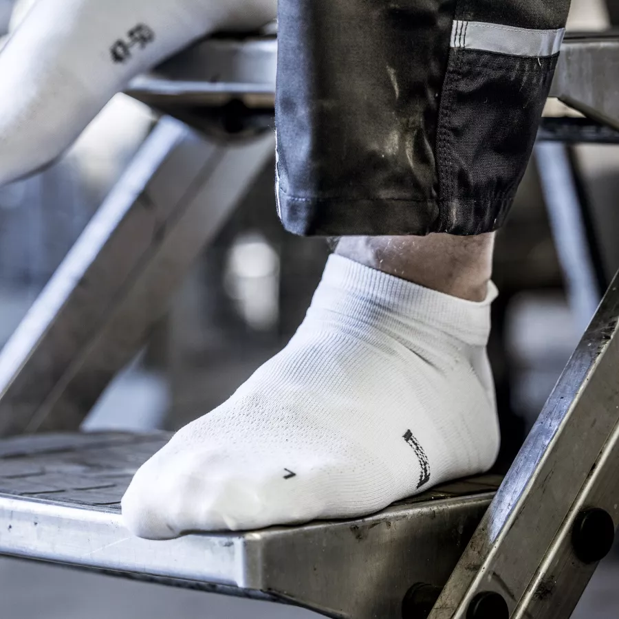 **Anatomical Fit** contours naturally to your foot for effortless comfort with every step.