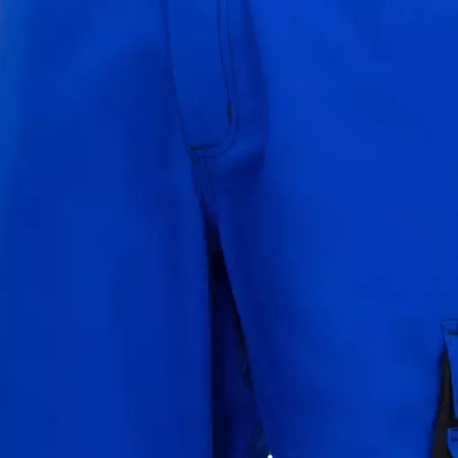 **Atmungsaktives Material** hält Sie kühl und komfortabel, auch während der arbeitsreichsten Tage.