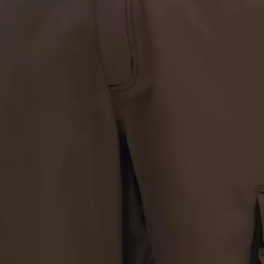 **Andningsbart material** håller dig sval och bekväm, även under de mest hektiska arbetsdagarna.