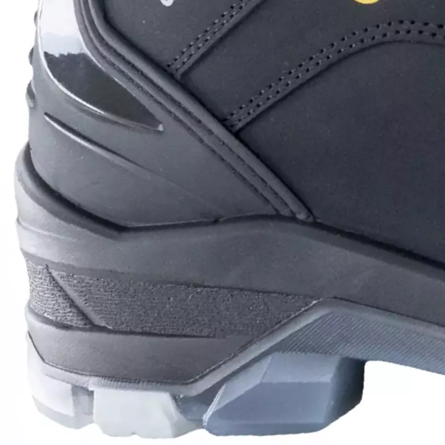 **Metallfrei durchtrittfest** bietet flexible Trittsicherheit ohne zusätzliches Volumen.