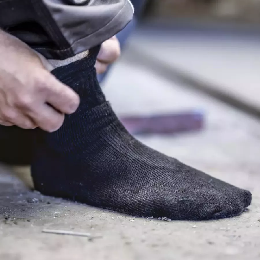 **Optimale anatomische Passform** folgt der natürlichen Form Ihres Fußes für ein angenehmes, stützendes Gefühl bei jedem Schritt.