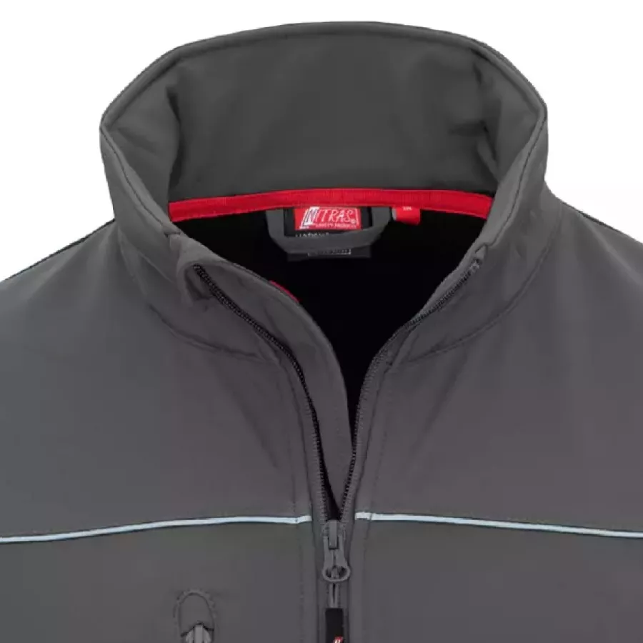 **Stehkragen** verleiht ein klares, strukturiertes Erscheinungsbild und bietet dabei einen Hauch von geschütztem Komfort.